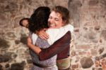 Der Vater und Aljonuschka (Julia Borgmeier und Elisabeth Taraba) Foto: ©Mathias Hainke Julia Borgmeier und Elisabeth Taraba, Mathias Hainke, Die Purpurrote Blume, Schultheater, Märchen, Werkbühne Berlin, Kindertheater, Michael Tschechow, Berlin Kindertheater, Theater, Jobst Langhans, Theaterpädagogik