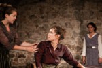 Die Amme und der Vater (Tonia Fechter und Julia Borgmeier) Foto: ©Mathias Hainke Tonia Fechter und Julia Borgmeier, Foto: ©Mathias Hainke, Die Purpurrote Blume, Schultheater, Märchen, Werkbühne Berlin, Kindertheater, Michael Tschechow, Berlin Kindertheater, Theater, Jobst Langhans, Theaterpädagogik