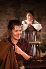 Der Vater (Julia Borgmeier) Foto: ©Mathias Hainke Julia Borgmeier, Mathias Hainke, Die Purpurrote Blume, Schultheater, Märchen, Werkbühne Berlin, Kindertheater, Michael Tschechow, Berlin Kindertheater, Theater, Jobst Langhans, Theaterpädagogik