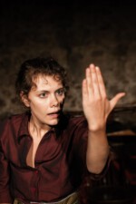 Der Vater (Julia Borgmeier) Foto: ©Mathias Hainke Julia Borgmeier, Mathias Hainke, Die Purpurrote Blume, Schultheater, Märchen, Werkbühne Berlin, Kindertheater, Michael Tschechow, Berlin Kindertheater, Theater, Jobst Langhans, Theaterpädagogik