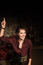 Der Vater (Julia Borgmeier) Foto: ©Mathias Hainke Julia Borgmeier, Mathias Hainke, Die Purpurrote Blume, Schultheater, Märchen, Werkbühne Berlin, Kindertheater, Michael Tschechow, Berlin Kindertheater, Theater, Jobst Langhans, Theaterpädagogik