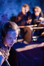 Die Baba Jaga (Tonia Fechter) Foto: ©Mathias Hainke Tonia Fechter, Mathias Hainke, Die Purpurrote Blume, Schultheater, Märchen, Werkbühne Berlin, Kindertheater, Michael Tschechow, Berlin Kindertheater, Theater, Jobst Langhans, Theaterpädagogik