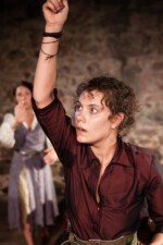 Der Vater (Julia Borgmeier) Foto: ©Mathias Hainke Julia Borgmeier, Mathias Hainke, Die Purpurrote Blume, Schultheater, Märchen, Werkbühne Berlin, Kindertheater, Michael Tschechow, Berlin Kindertheater, Theater, Jobst Langhans, Theaterpädagogik