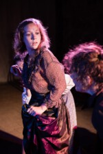 Die Amme bei der Baba Jaga (Tonia Fechter) Foto: ©Mathias Hainke Tonia Fechter, Mathias Hainke, Die Purpurrote Blume, Schultheater, Märchen, Werkbühne Berlin, Kindertheater, Michael Tschechow, Berlin Kindertheater, Theater, Jobst Langhans, Theaterpädagogik