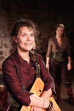 Der Vater (Julia Borgmeier) Foto: ©Mathias Hainke Julia Borgmeier, Mathias Hainke, Die Purpurrote Blume, Schultheater, Märchen, Werkbühne Berlin, Kindertheater, Michael Tschechow, Berlin Kindertheater, Theater, Jobst Langhans, Theaterpädagogik